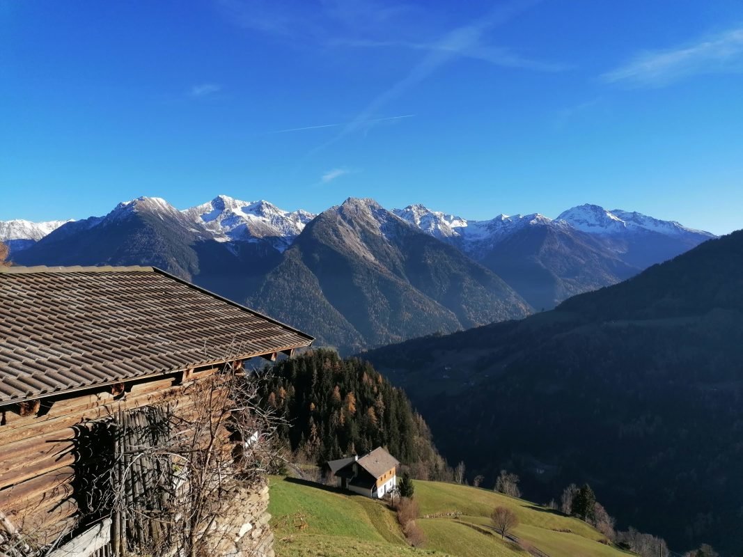 Blick vom Sonnenrundweg zur Silberhütthöhe in Richtung Sarntaler Alpen